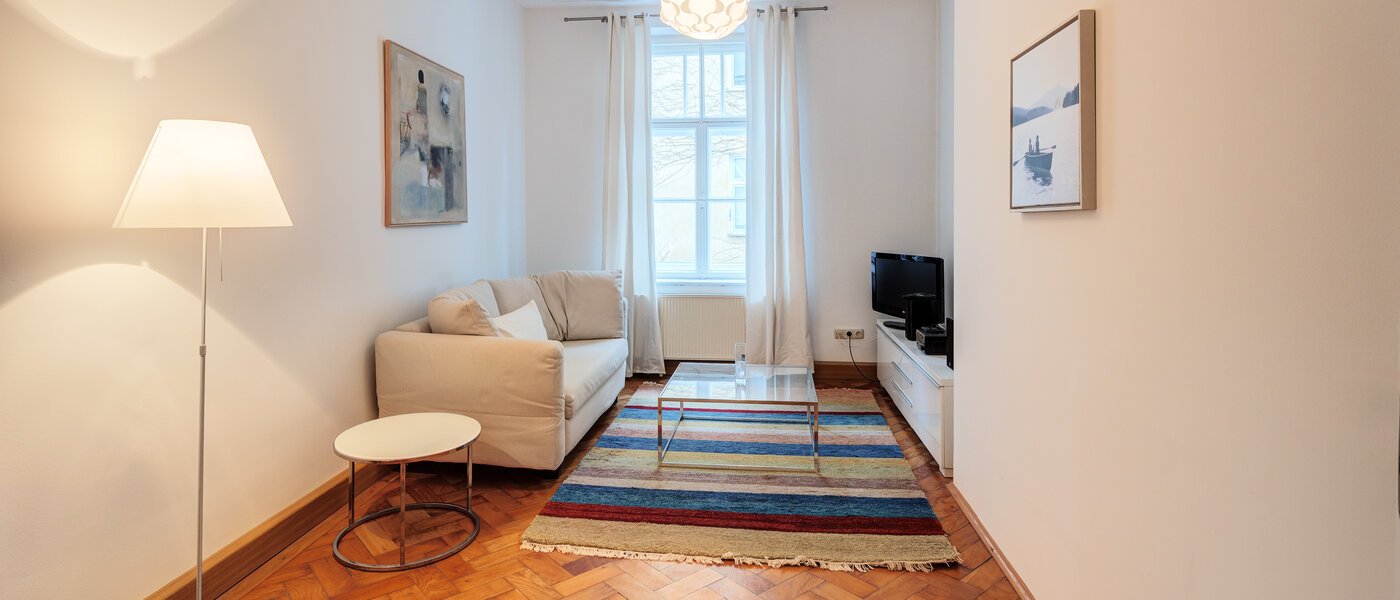 apartment München Neuhausen 01 living room 5003