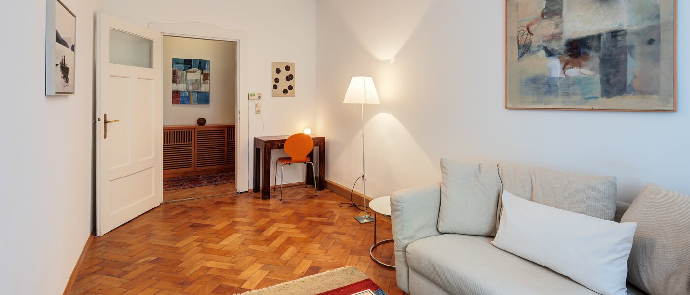 apartment München Neuhausen 03 living room 5003