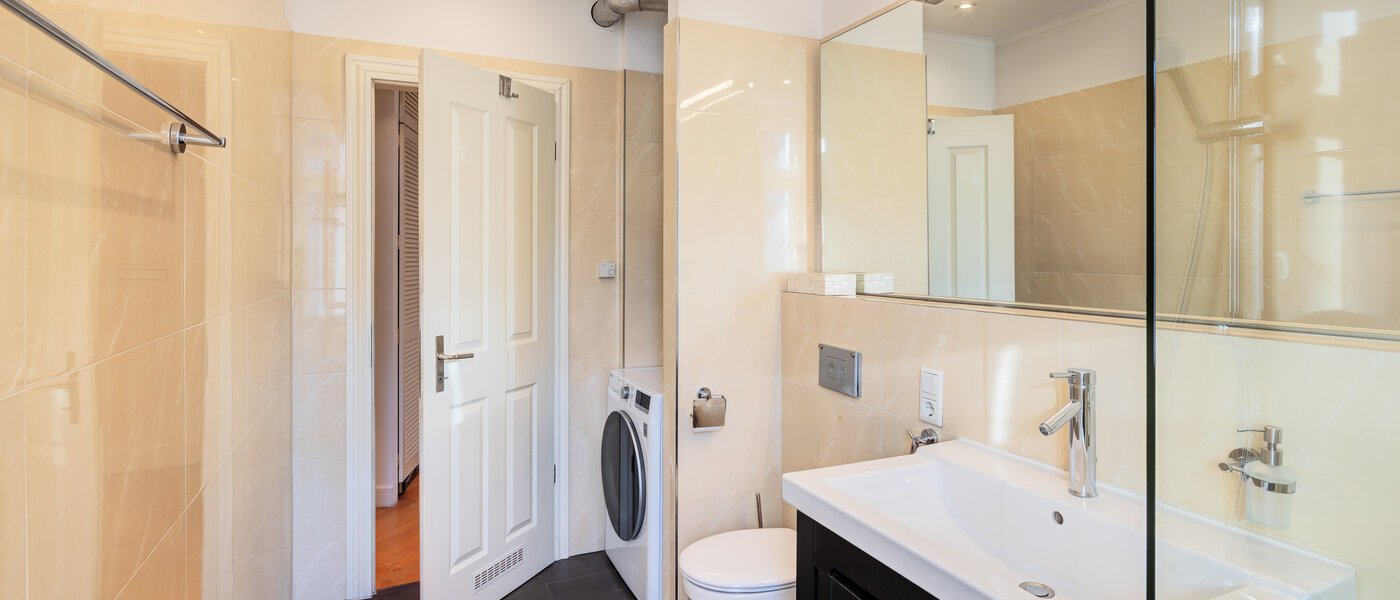 apartment München Neuhausen 02 bathroom 5216