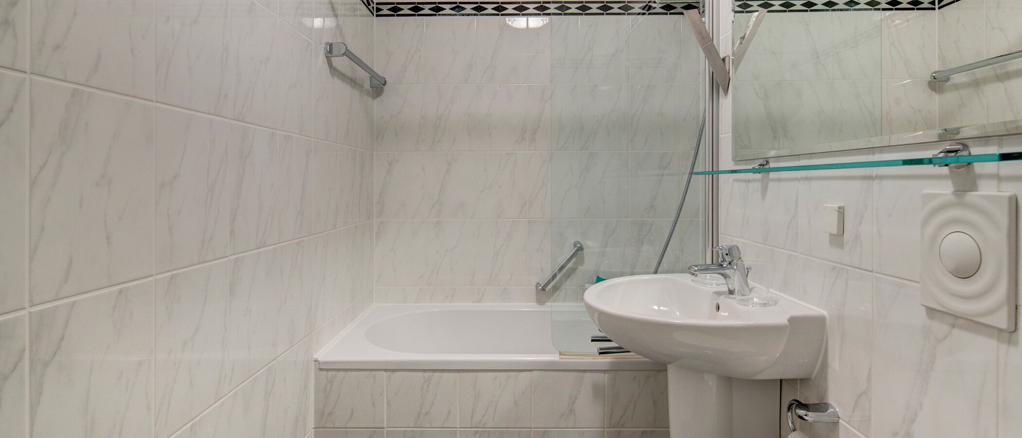 apartment München Glockenbachviertel 01 bathroom 523