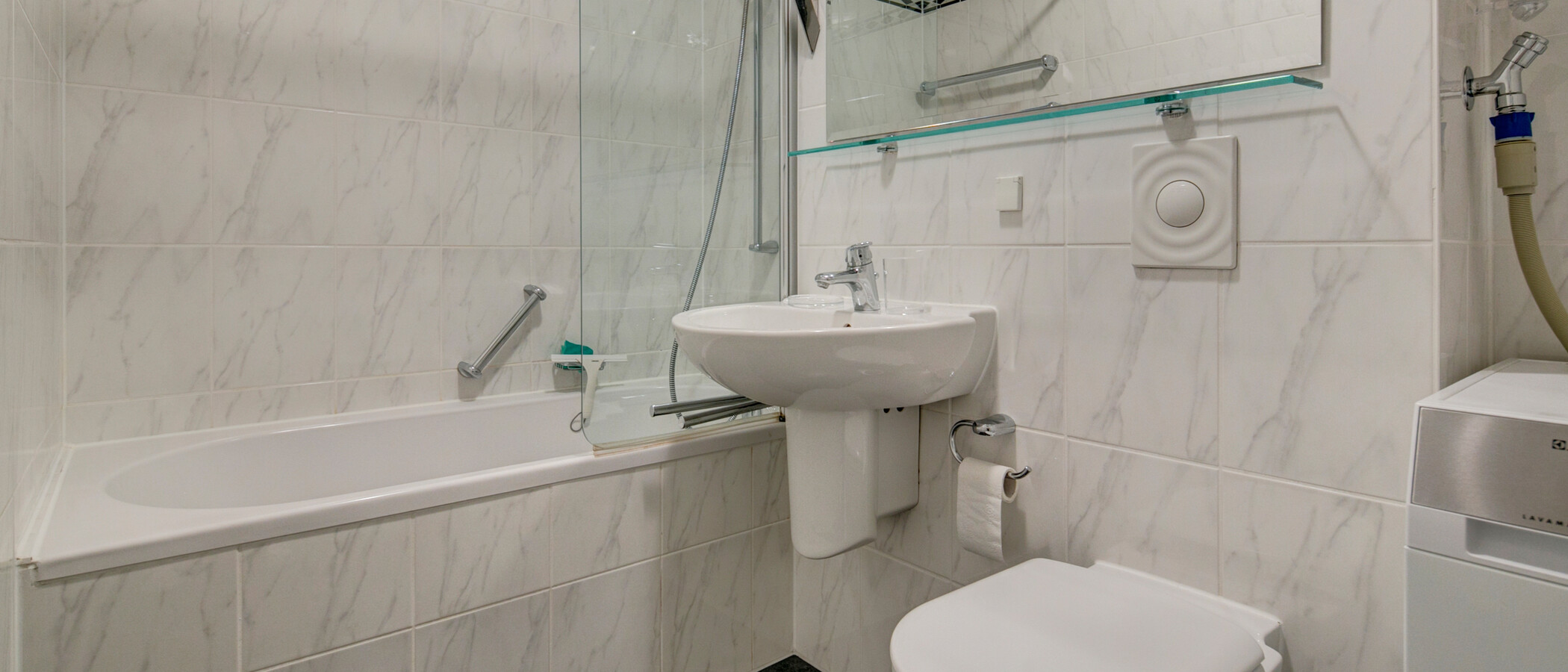 apartment München Glockenbachviertel 02 bathroom 523
