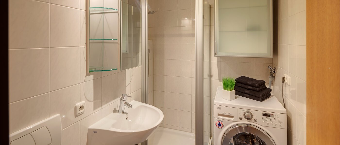 apartment with garden 	 München Fasanerie 01 bathroom 5287