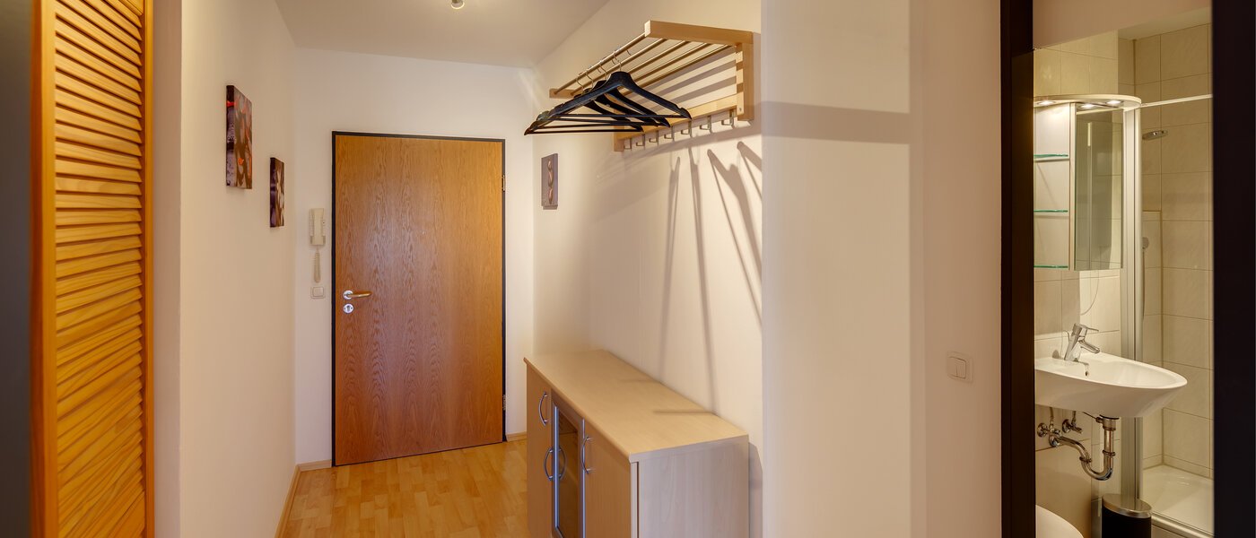 apartment with garden 	 München Fasanerie 02 hall 5287