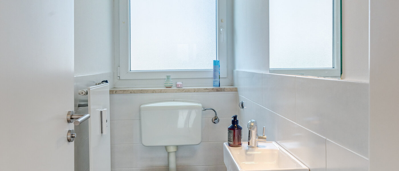 apartment München Bogenhausen 01 guest toilet 53