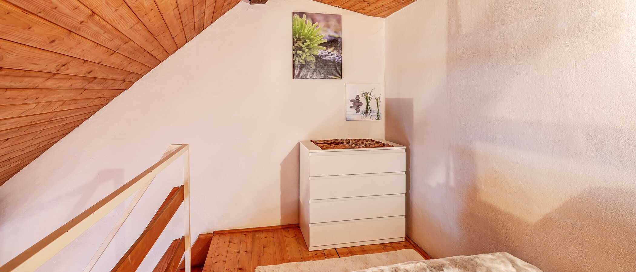 attic apartment München Solln 03 sleeping area 5327