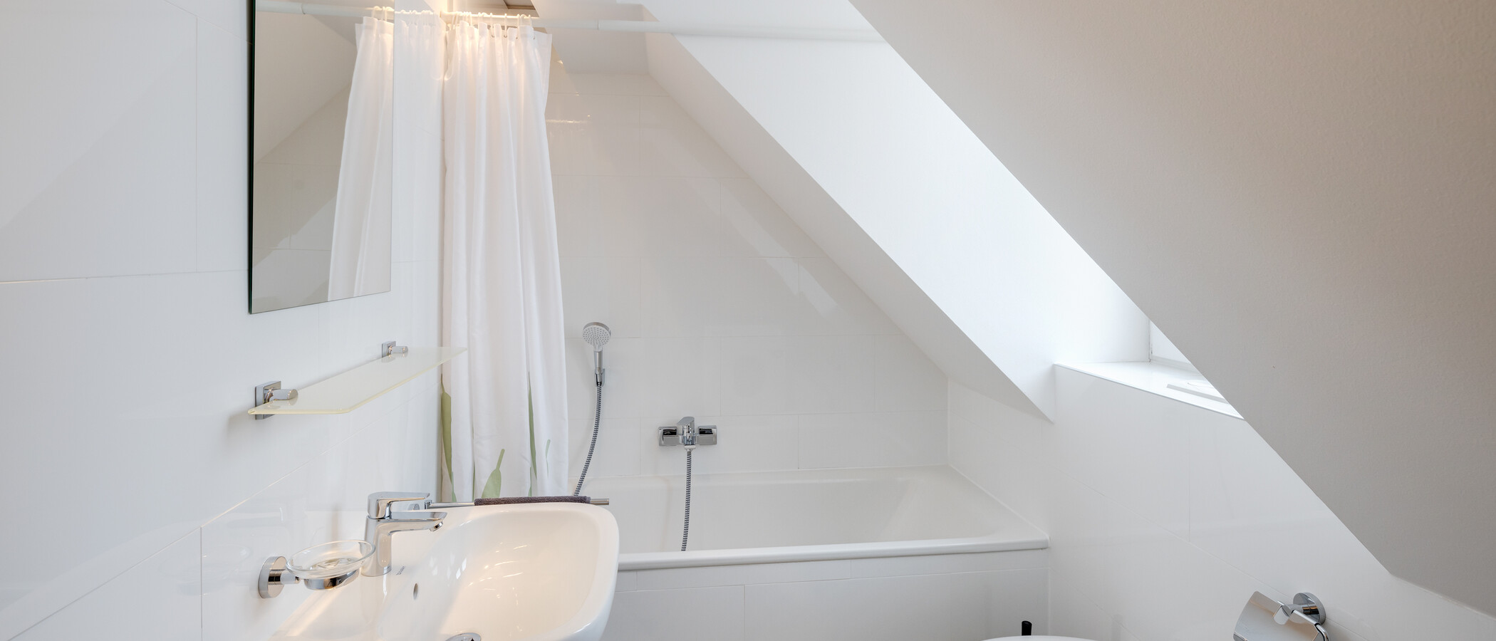 attic apartment München Schwabing 01 bathroom 5576
