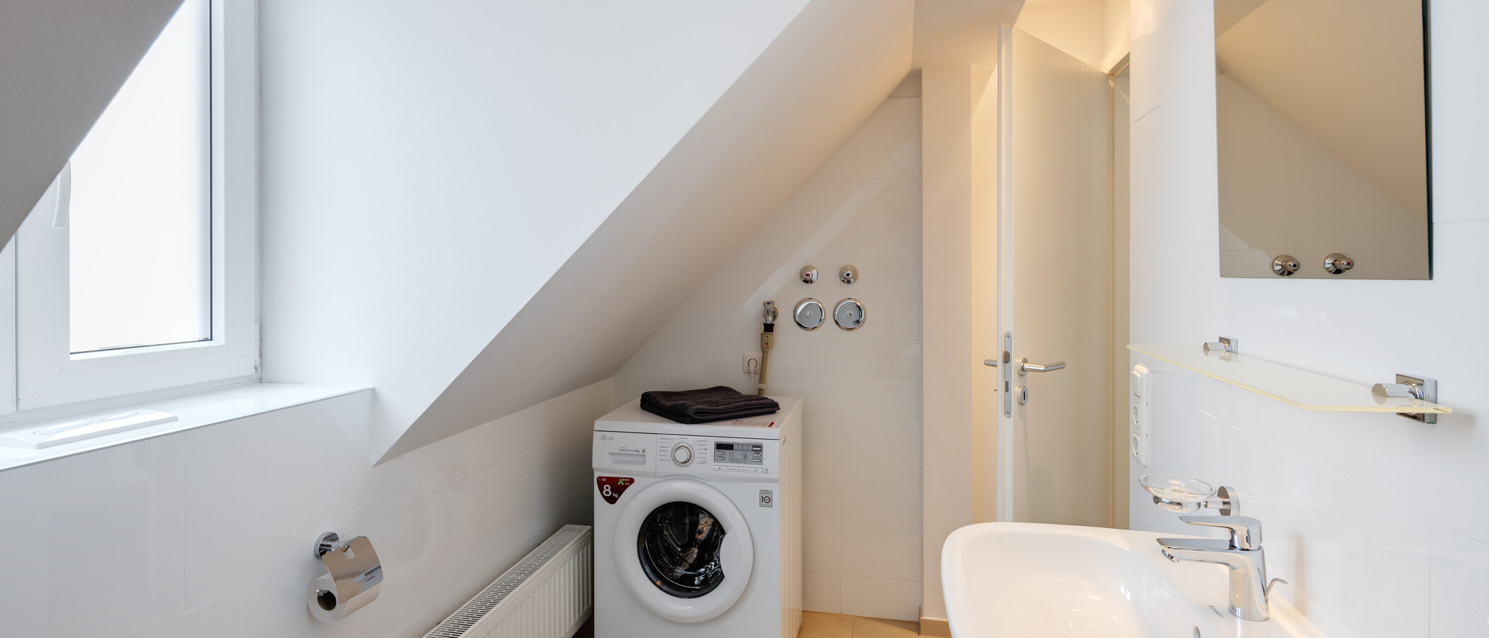 attic apartment München Schwabing 02 bathroom 5576