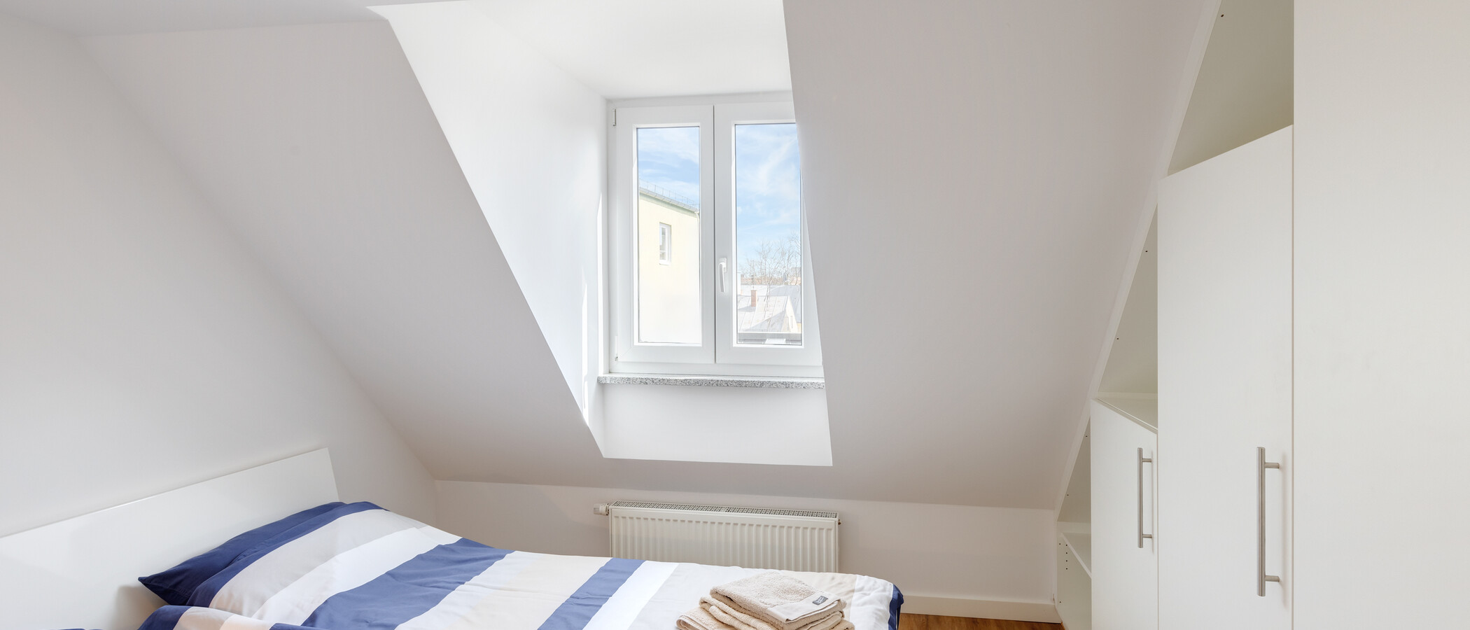 attic apartment München Schwabing 01 bedroom 5576