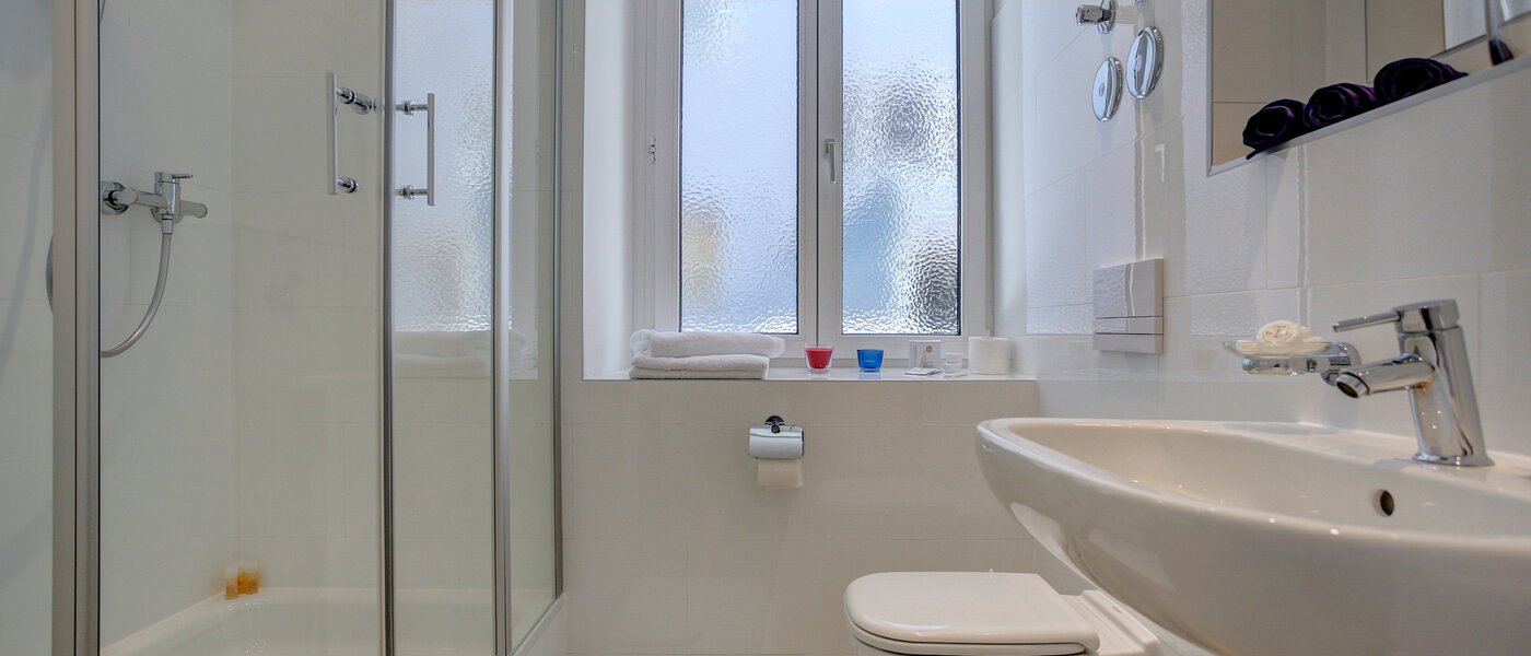 apartment München Schwabing 01 bathroom 5588