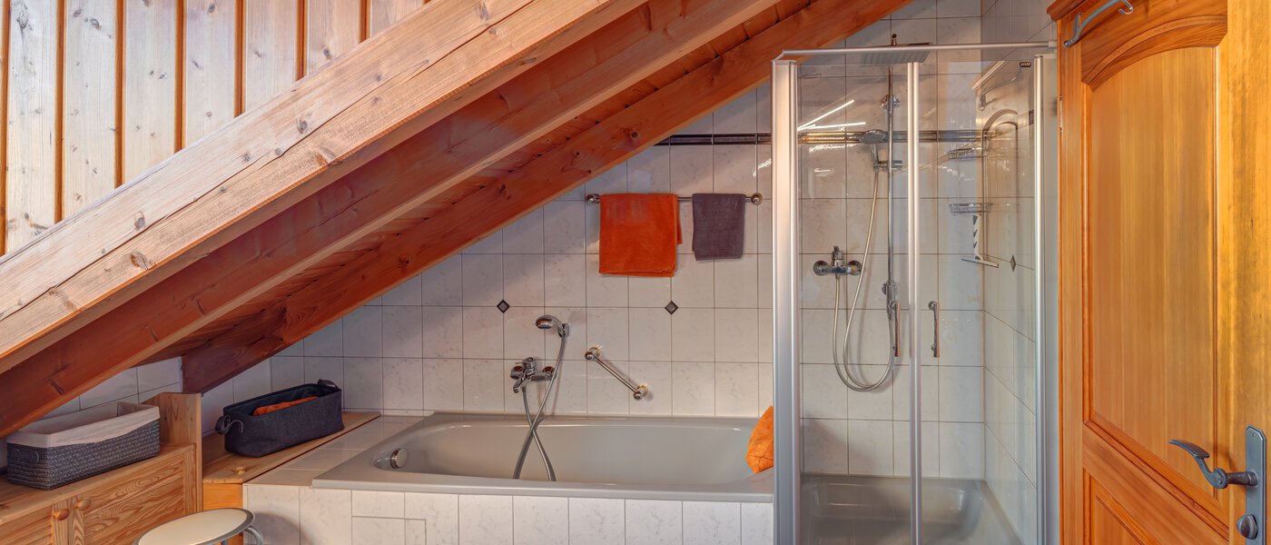 attic apartment München Am Hart 01 bathroom 5630