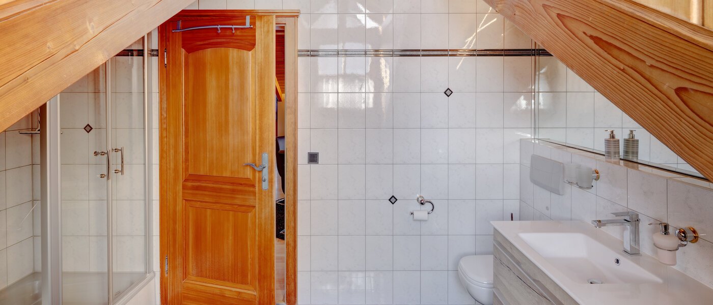 attic apartment München Am Hart 02 bathroom 5630