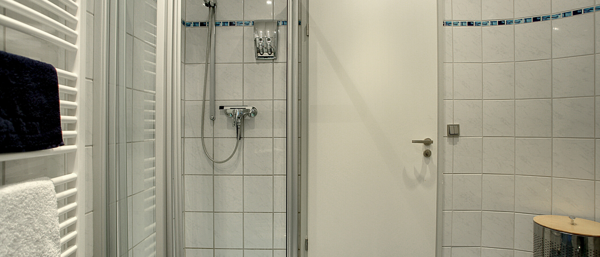 apartment with garden 	 Baierbrunn 02 bathroom 5633