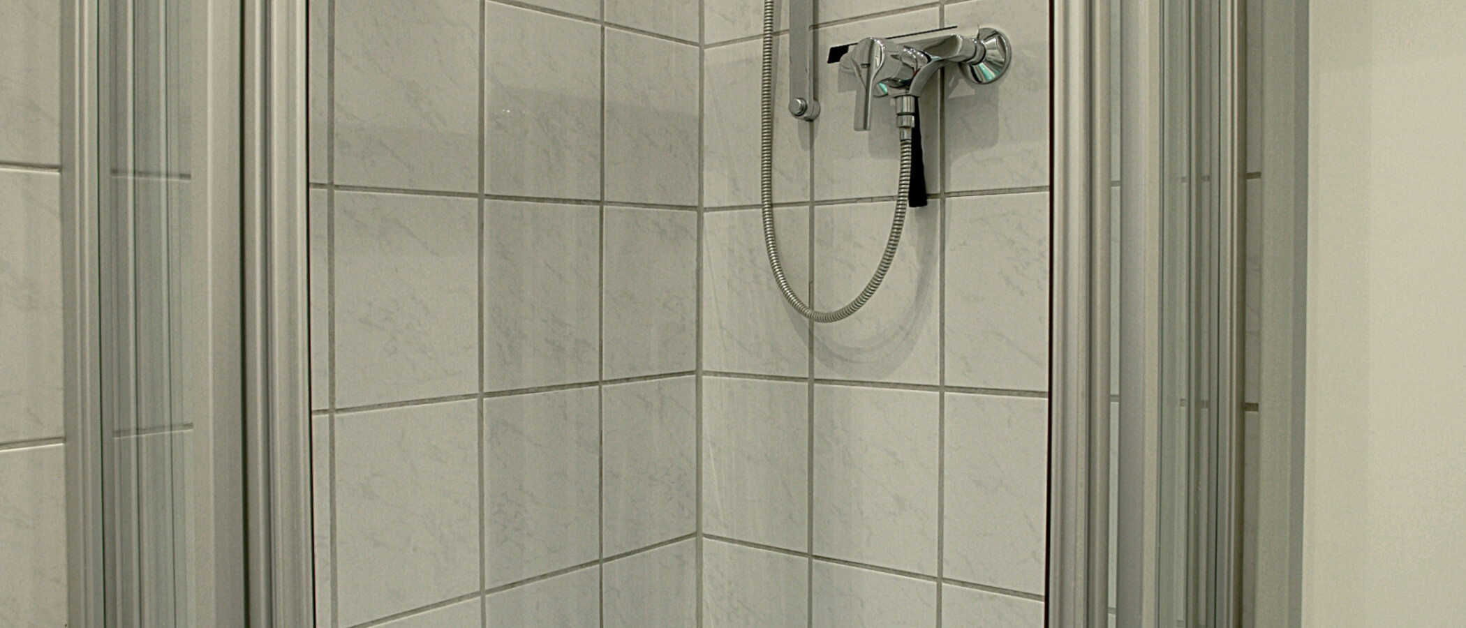 apartment with garden 	 Baierbrunn 03 bathroom 5633