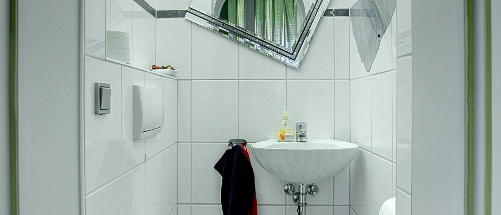 apartment with garden 	 Baierbrunn 01 guest toilet 5633