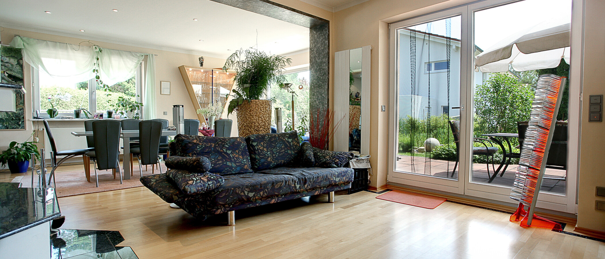apartment with garden 	 Baierbrunn 01 living area 5633