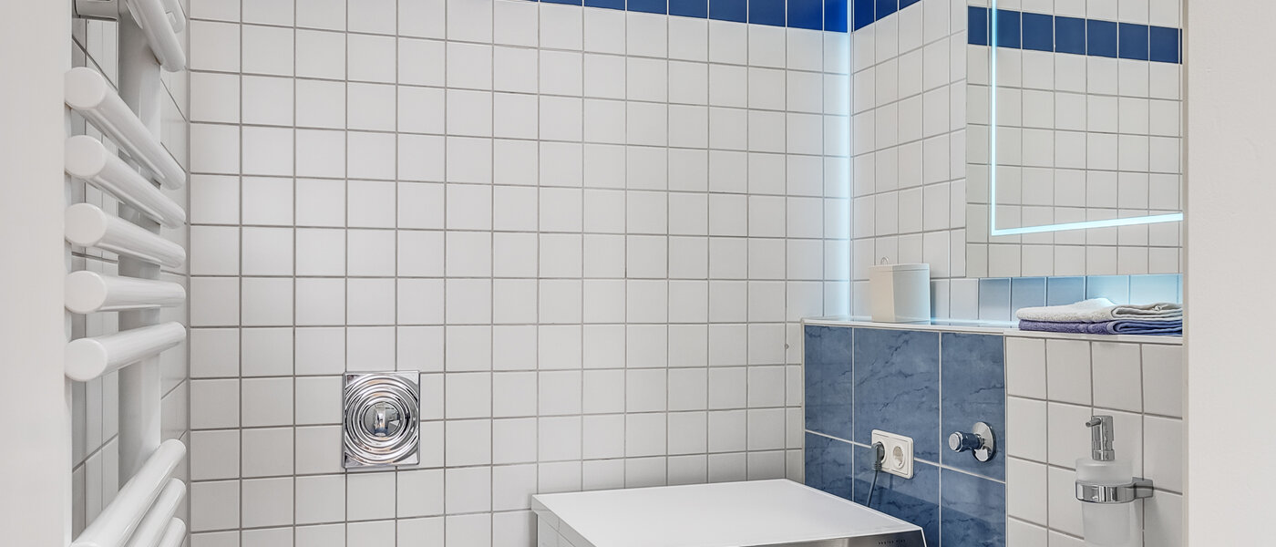 apartment München Bogenhausen 01 guest toilet 5866