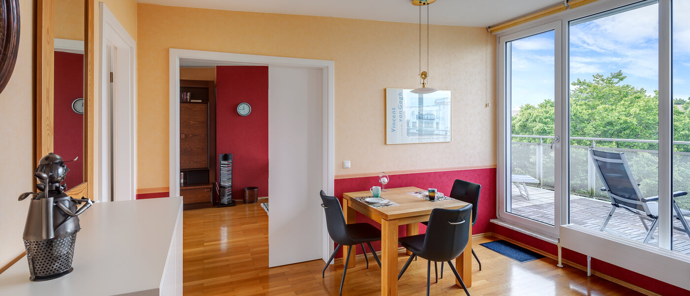 roof terrace apartment München Sendling-Westpark 01 dining area 5946