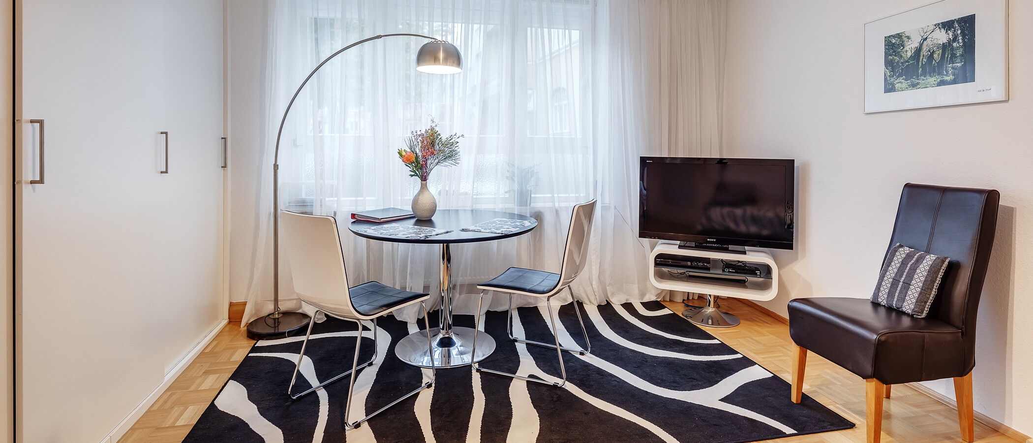apartment München Schwabing-West (rund um den Hohenzollernplatz) 01 living area 6071