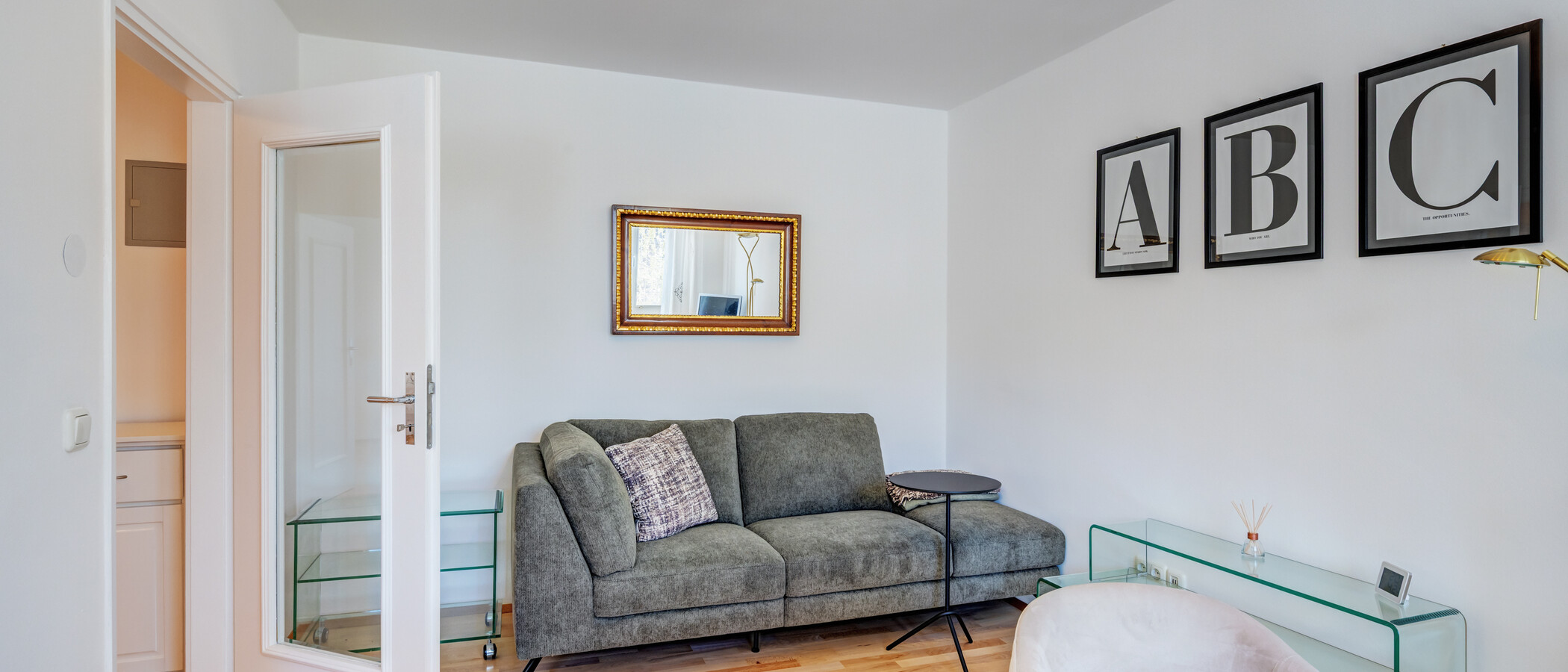 apartment München Bogenhausen 02 living area 6213