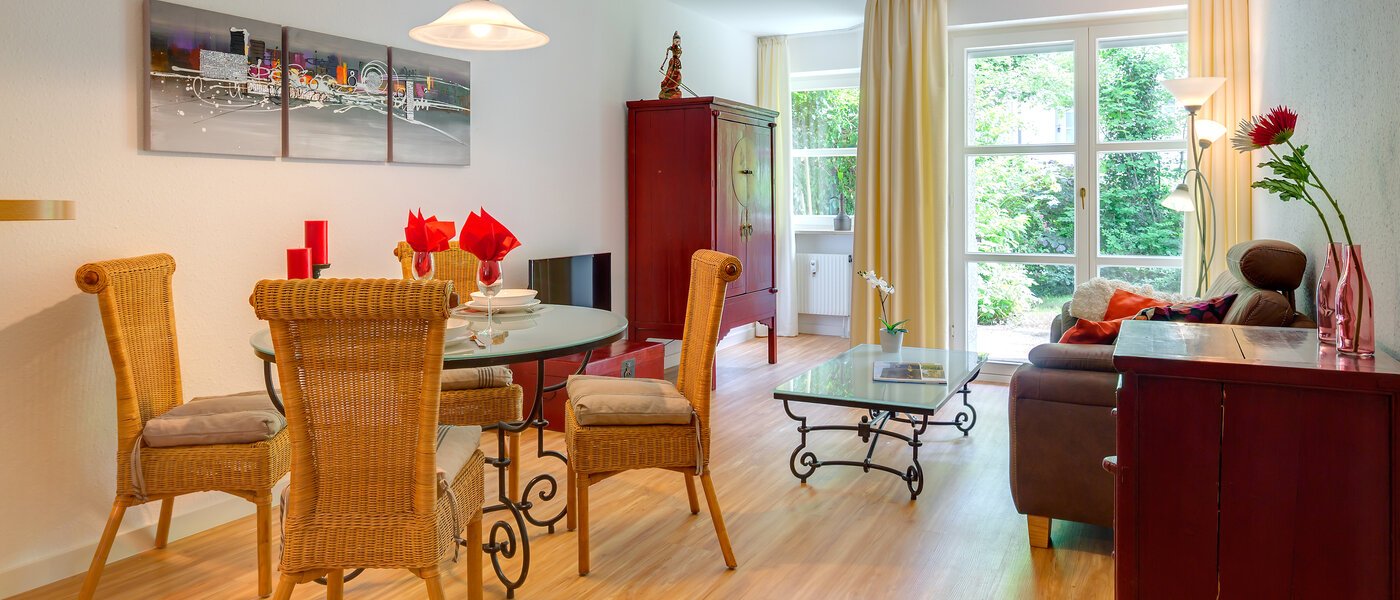 apartment with garden 	 München Neuhausen 01 living room 6555