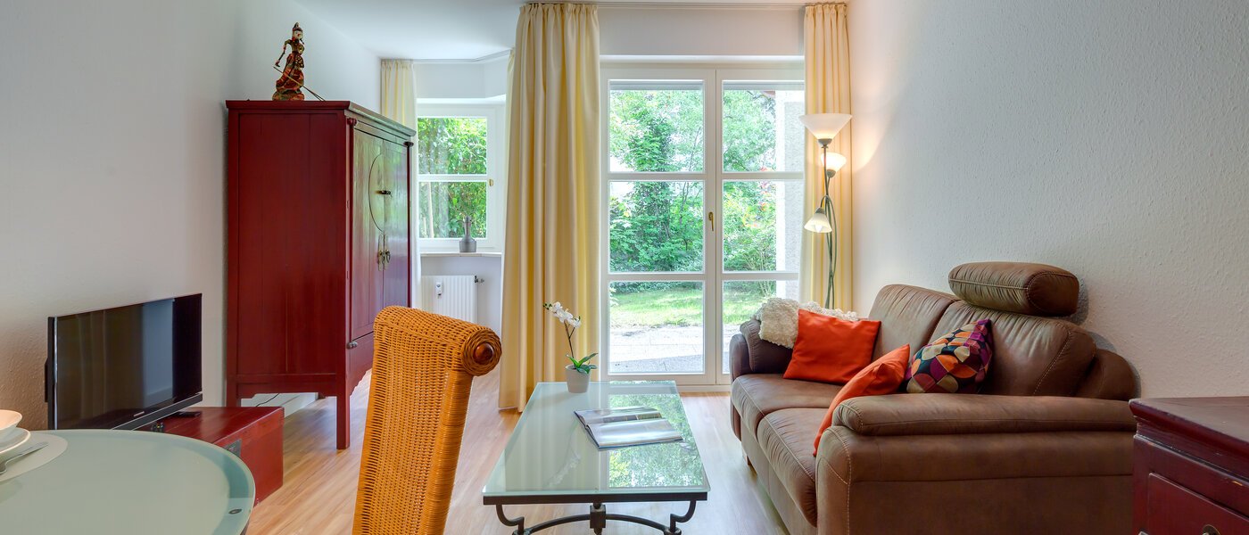 apartment with garden 	 München Neuhausen 02 living room 6555