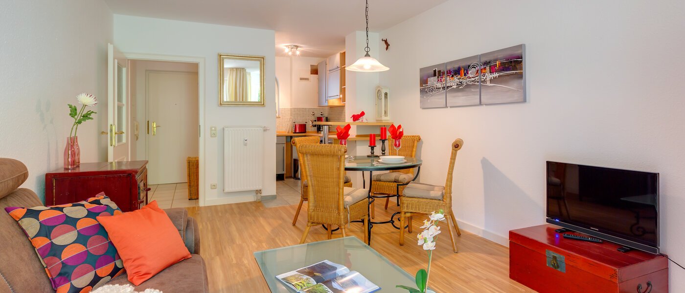 apartment with garden 	 München Neuhausen 04 living room 6555