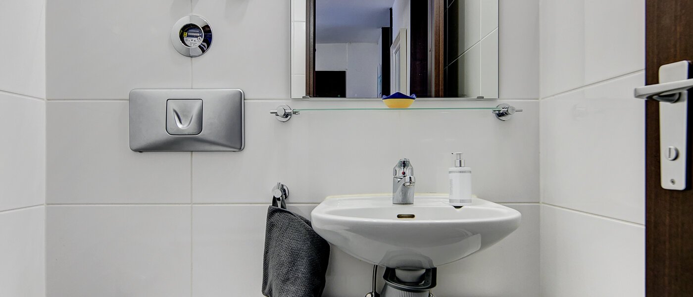 apartment München Arabellapark 01 separate toilet 6561