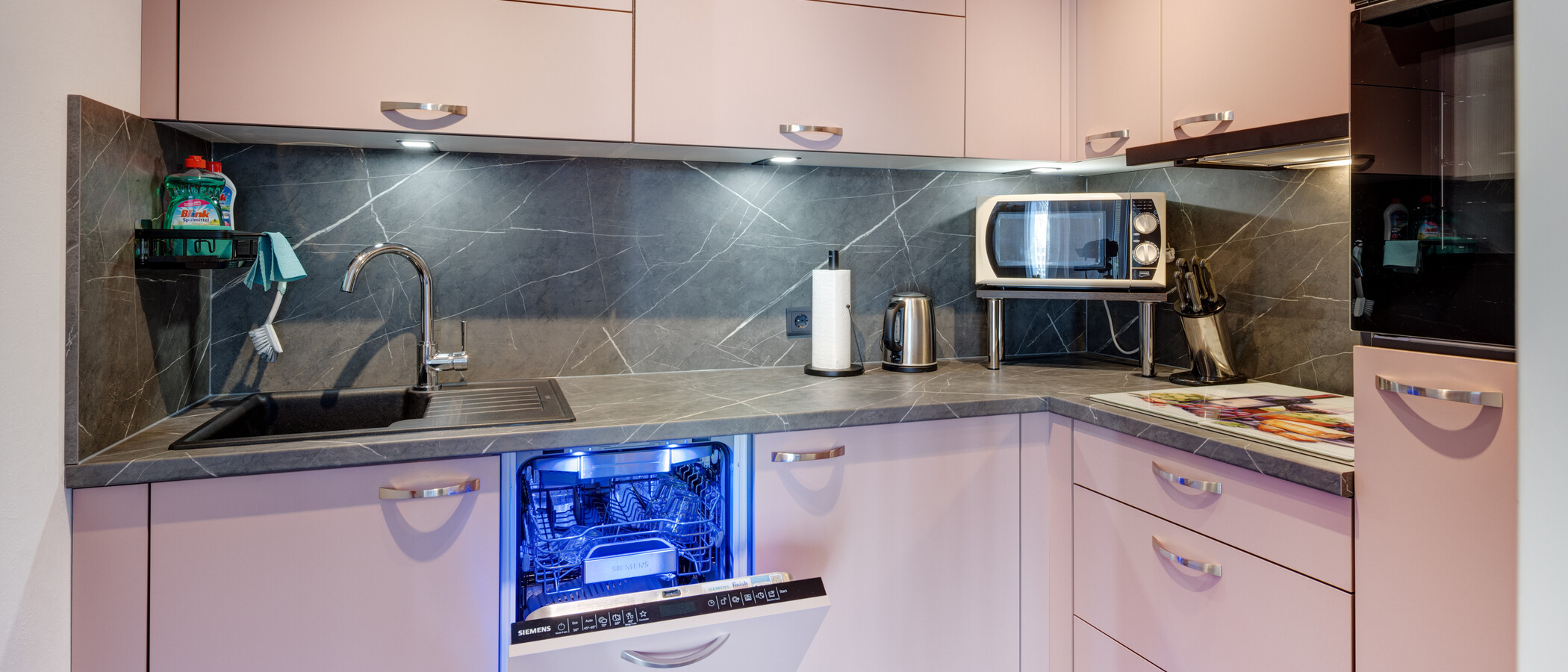 apartment with garden 	 München Neuhausen 01 kitchen 6696