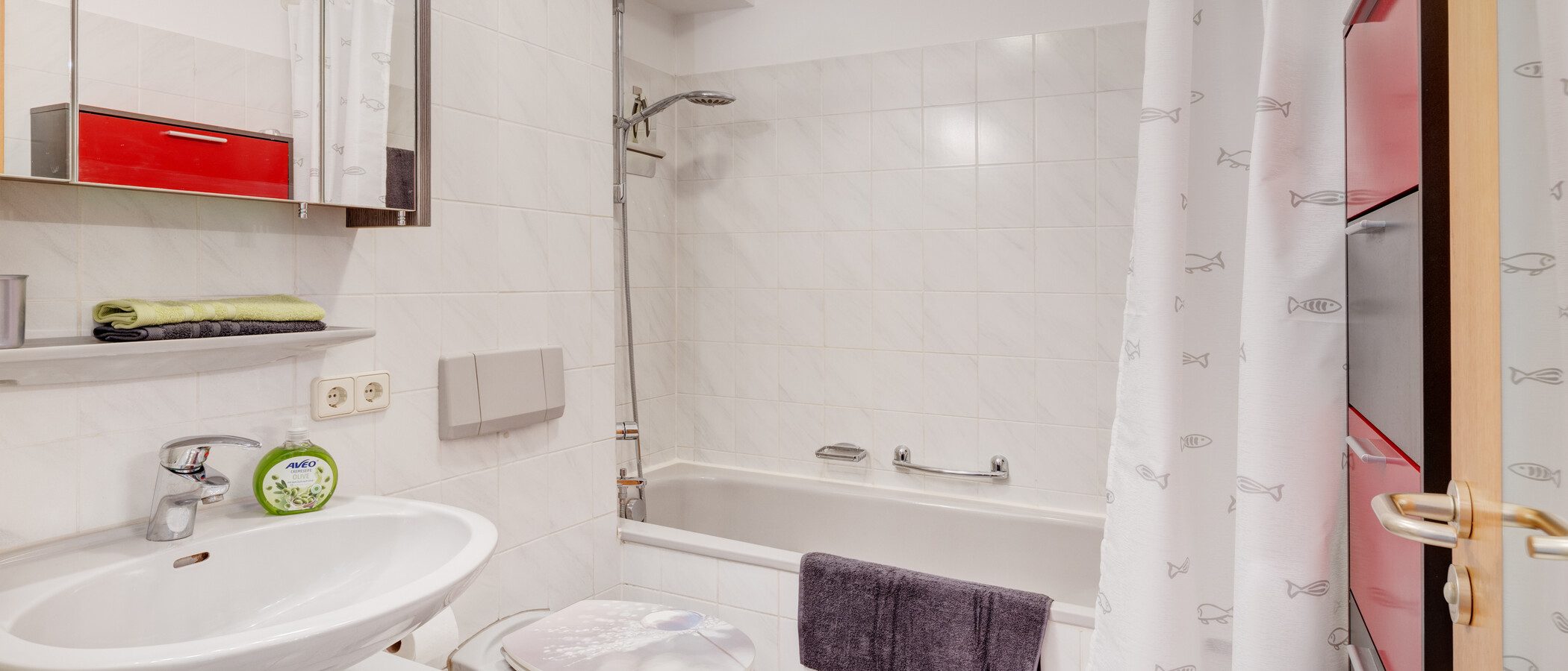 apartment with garden 	 München Neuhausen 01 bathroom 6696