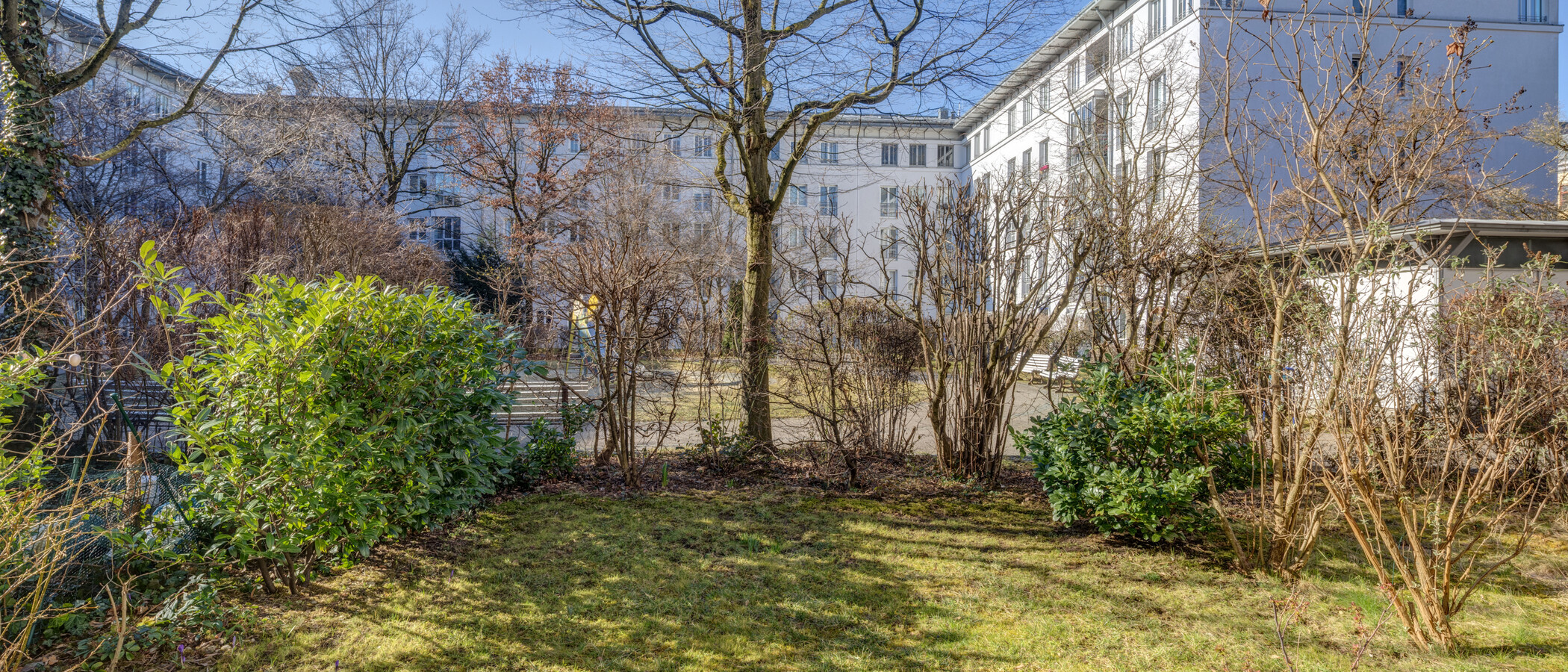 apartment with garden 	 München Neuhausen 01 garden 6696