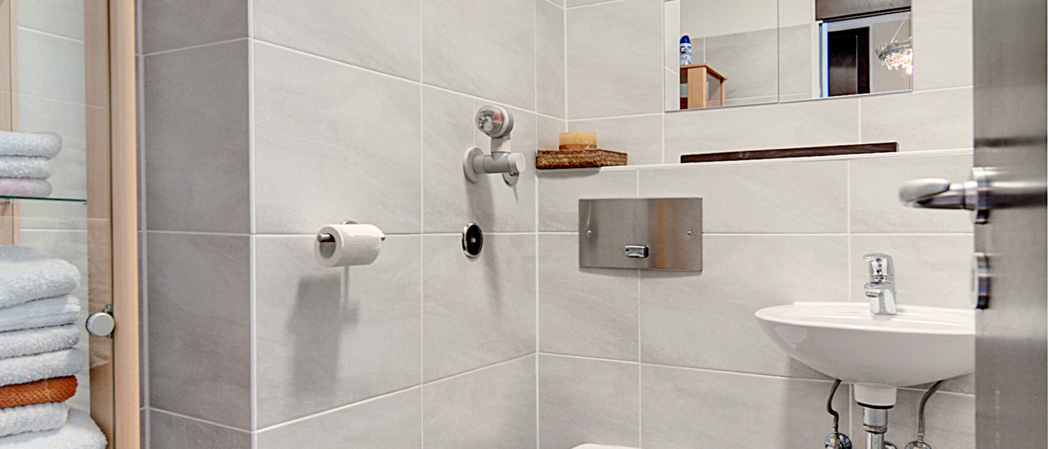 apartment München Bogenhausen 01 separate toilet 6872
