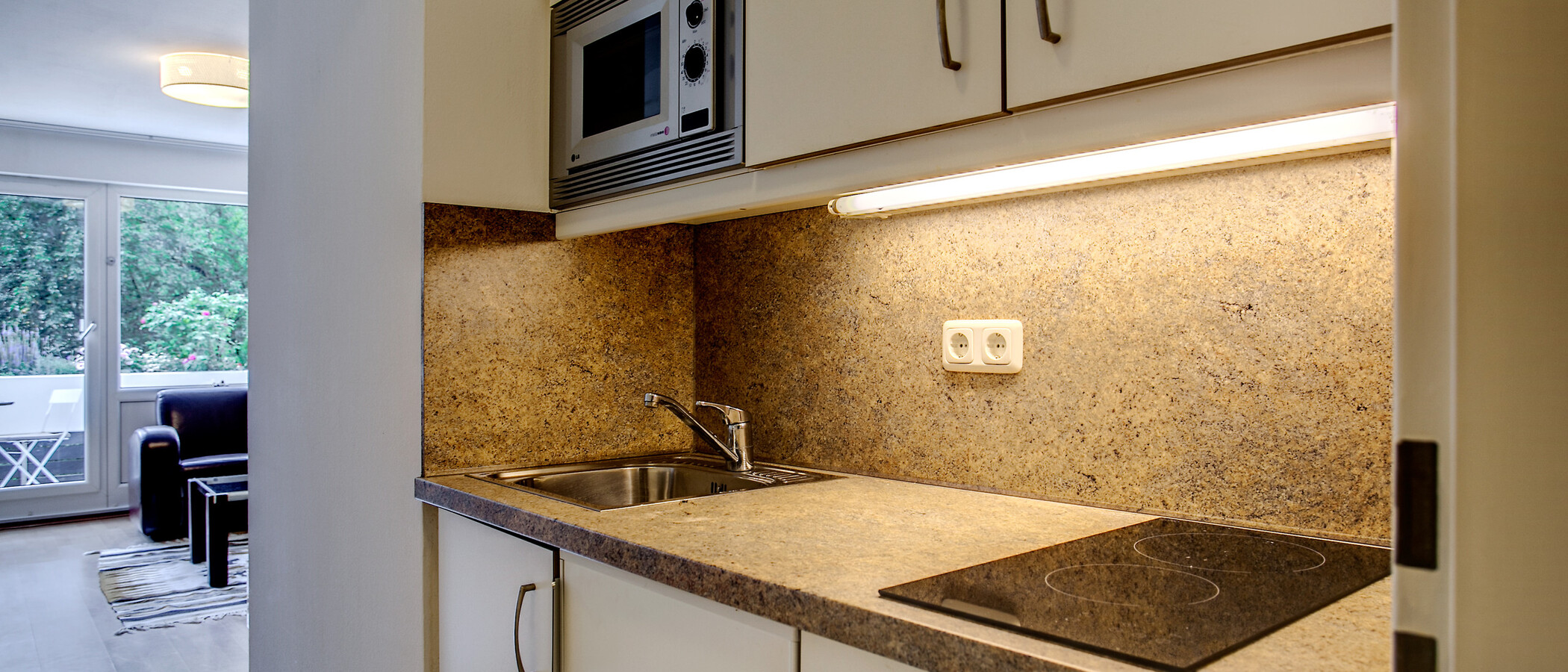 apartment München Arabellapark 01 kitchen 7076