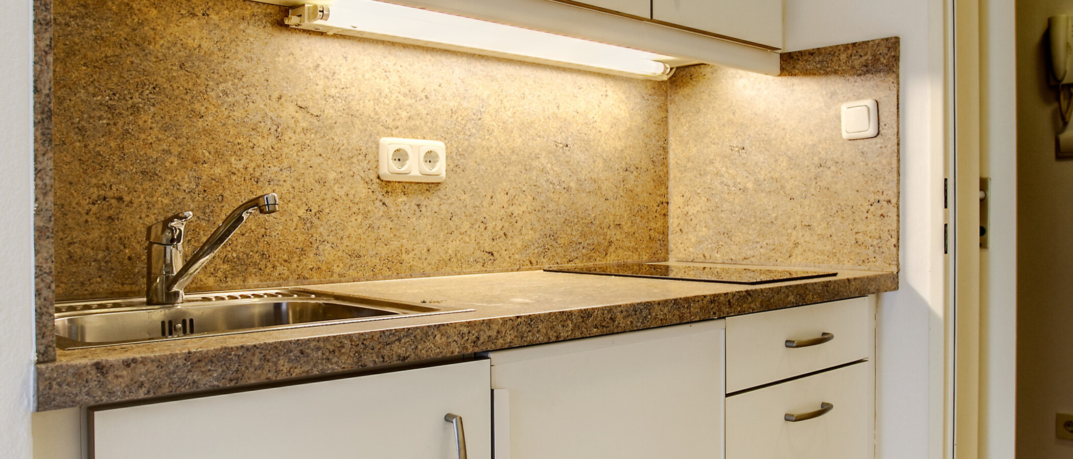 apartment München Arabellapark 02 kitchen 7076