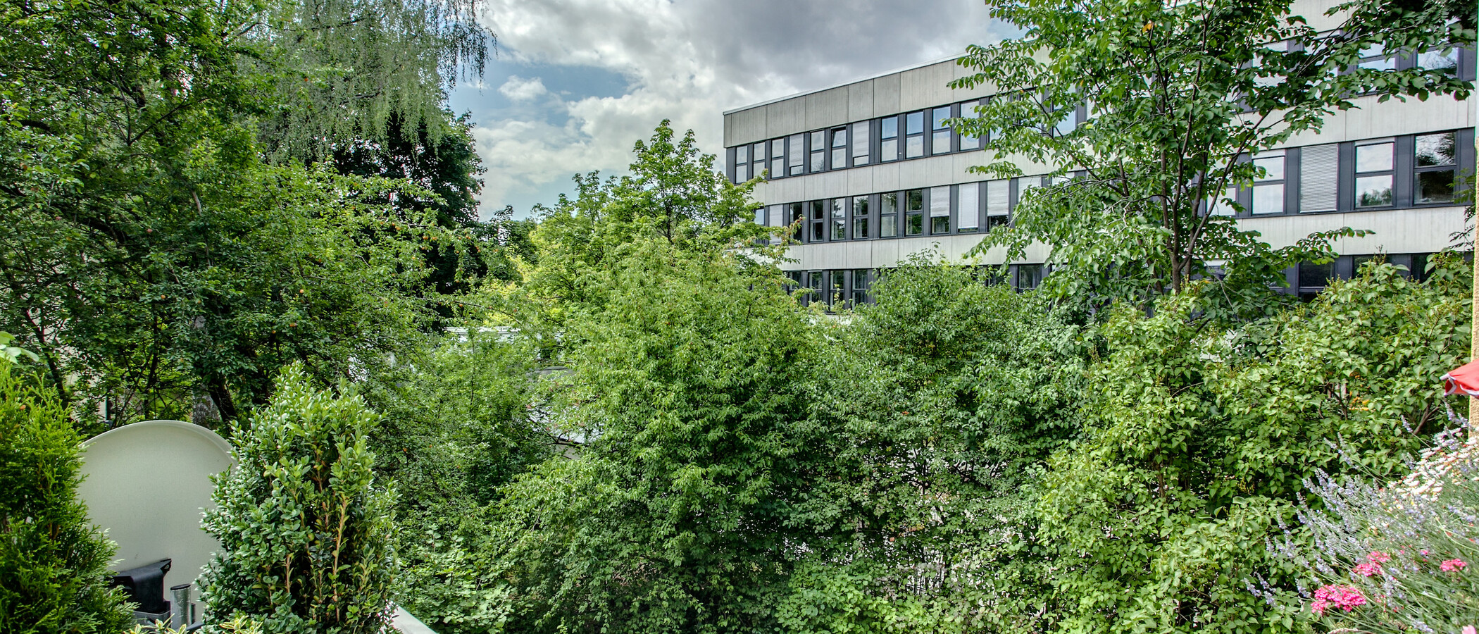 apartment München Arabellapark 02 view 7076