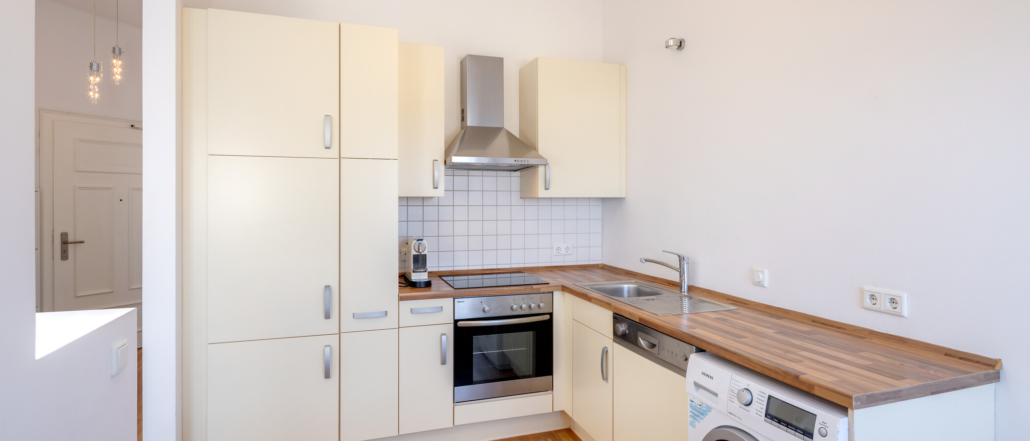 attic apartment München Neuhausen 01 kitchen 7084
