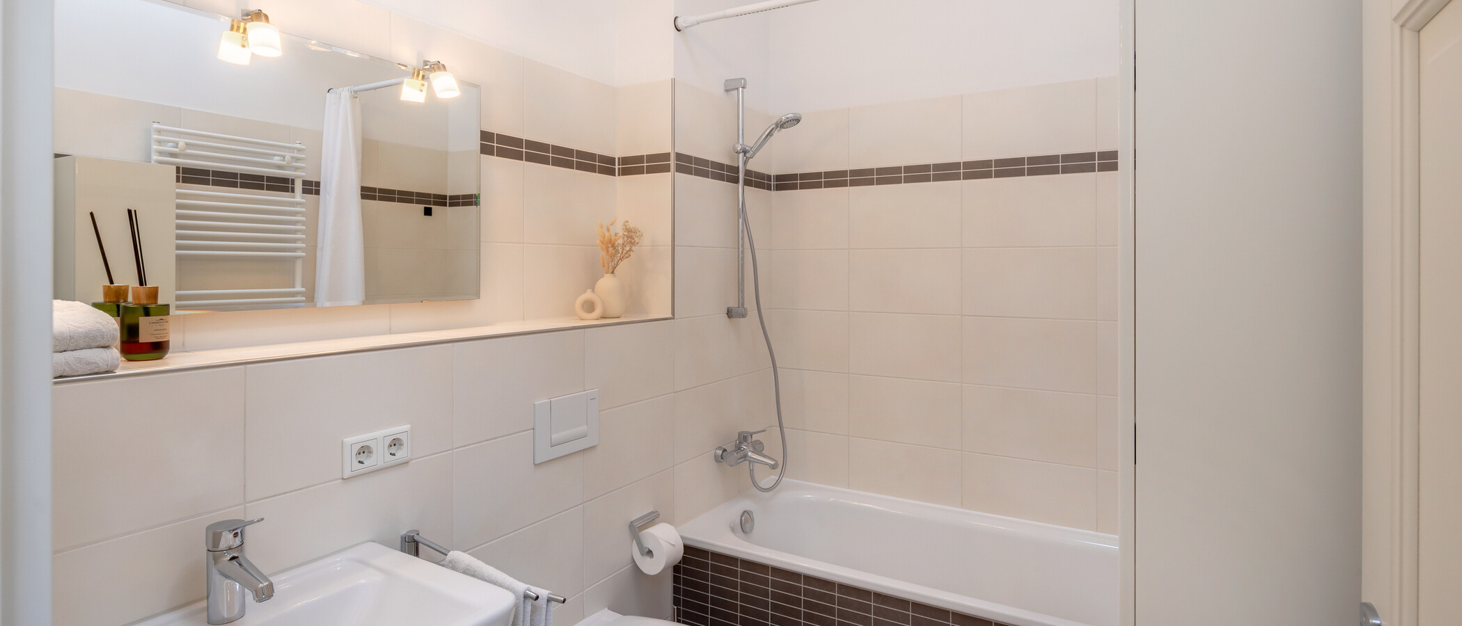 attic apartment München Neuhausen 01 bathroom 7084