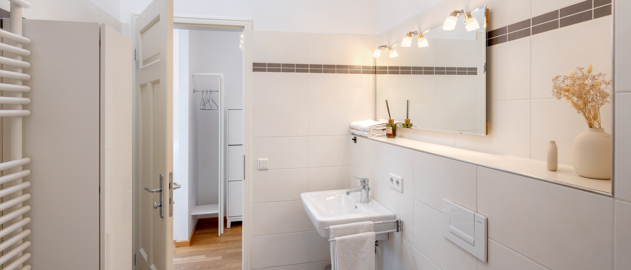 attic apartment München Neuhausen 03 bathroom 7084