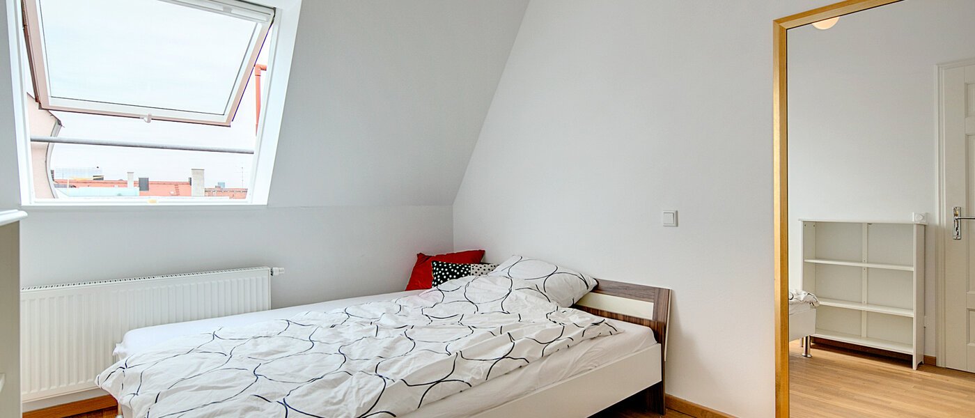 attic apartment München Neuhausen 01 sleeping area 7084