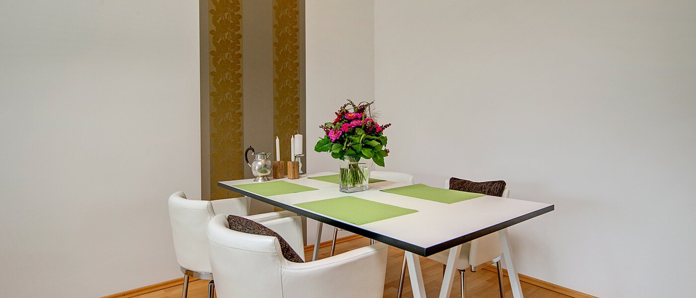 attic apartment München Bogenhausen 01 dining 7185