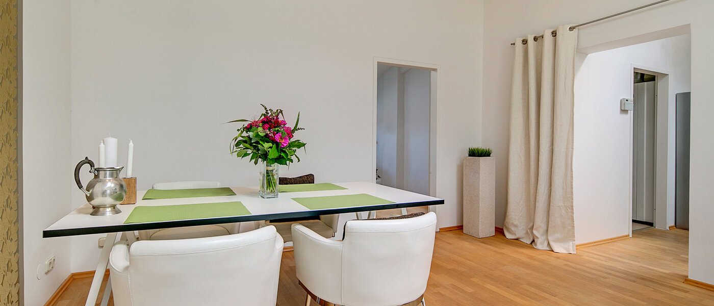 attic apartment München Bogenhausen 03 dining 7185
