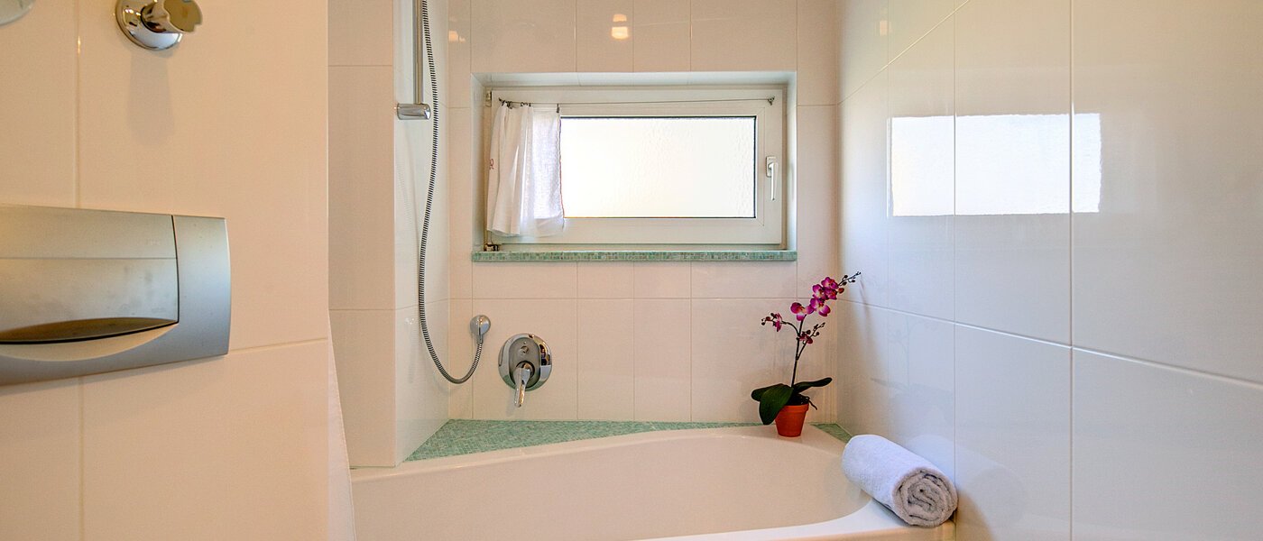 attic apartment München Bogenhausen 02 bathroom 7185