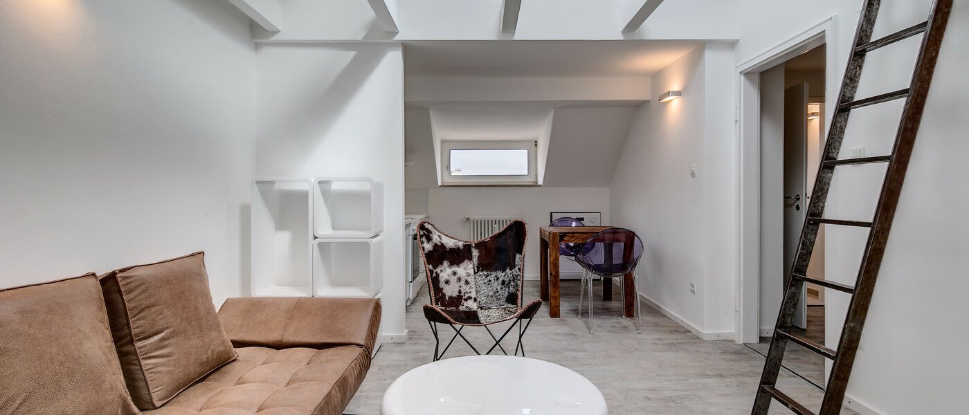attic apartment München Maxvorstadt - Rund um den Josephplatz 04 living room 7242