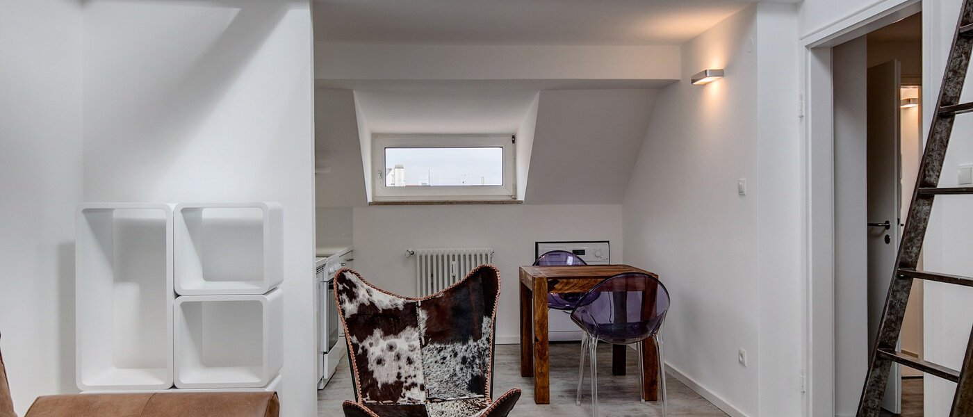attic apartment München Maxvorstadt - Rund um den Josephplatz 05 living room 7242