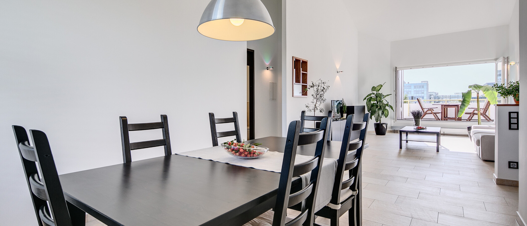 roof terrace apartment München Arabellapark 01 dining 7279