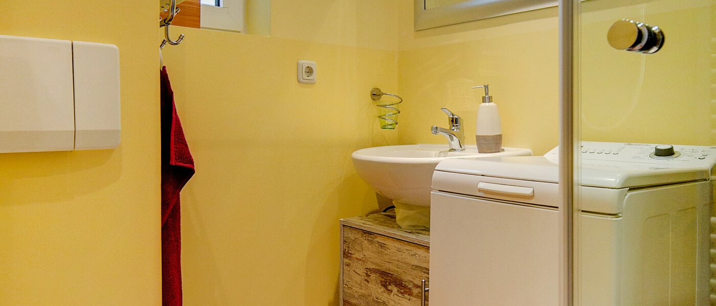 apartment München Neuhausen 01 bathroom 7528