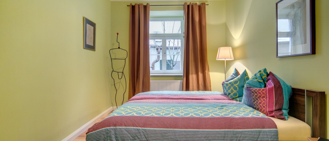 apartment München Neuhausen 01 sleeping area 7528