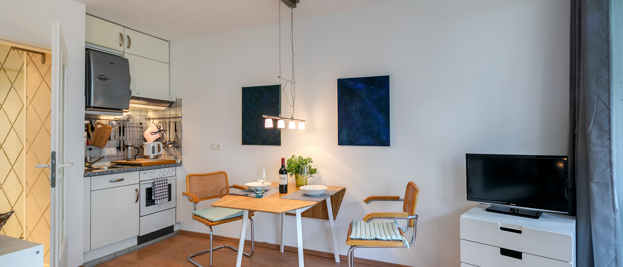apartment with garden 	 München Solln 01 living area 7660