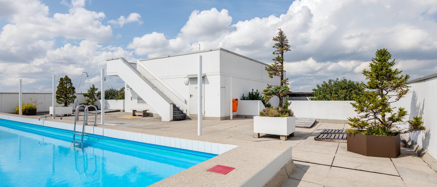 studio München Arabellapark 01 pool 7848