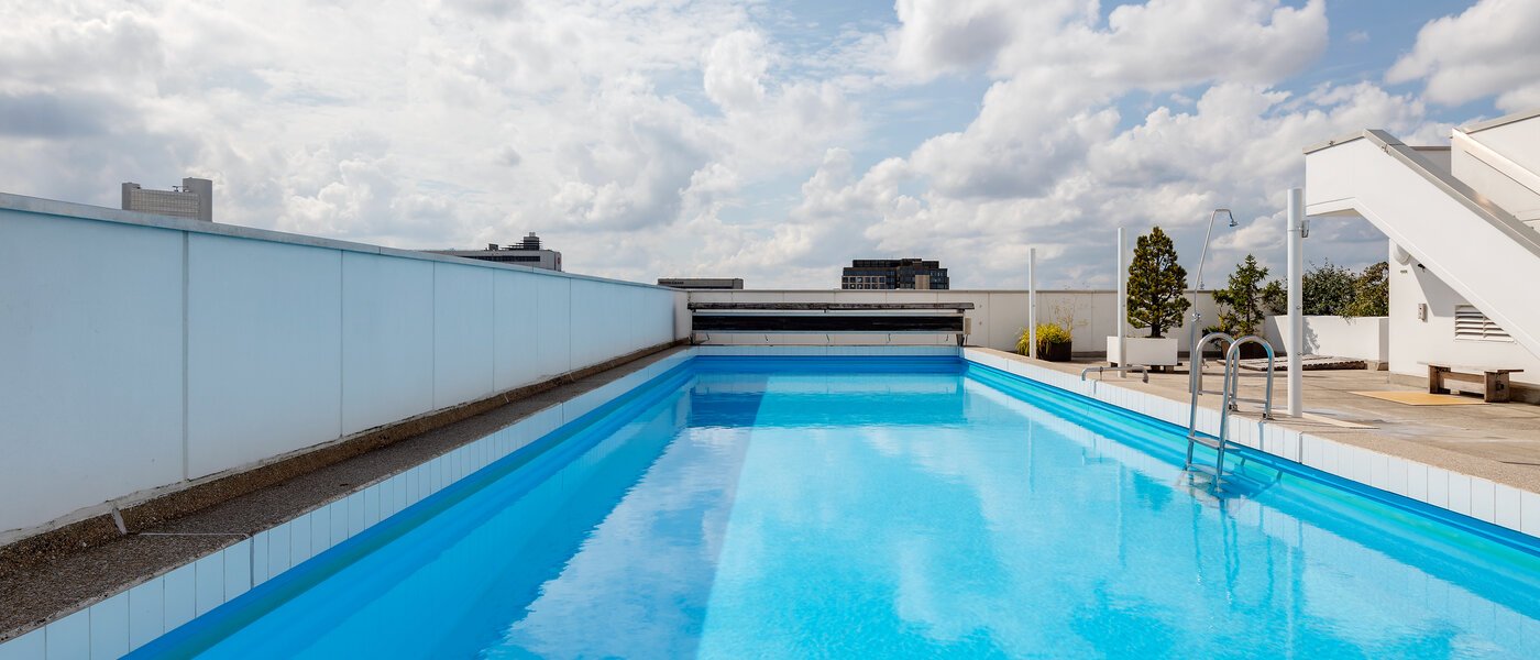 studio München Arabellapark 02 pool 7848