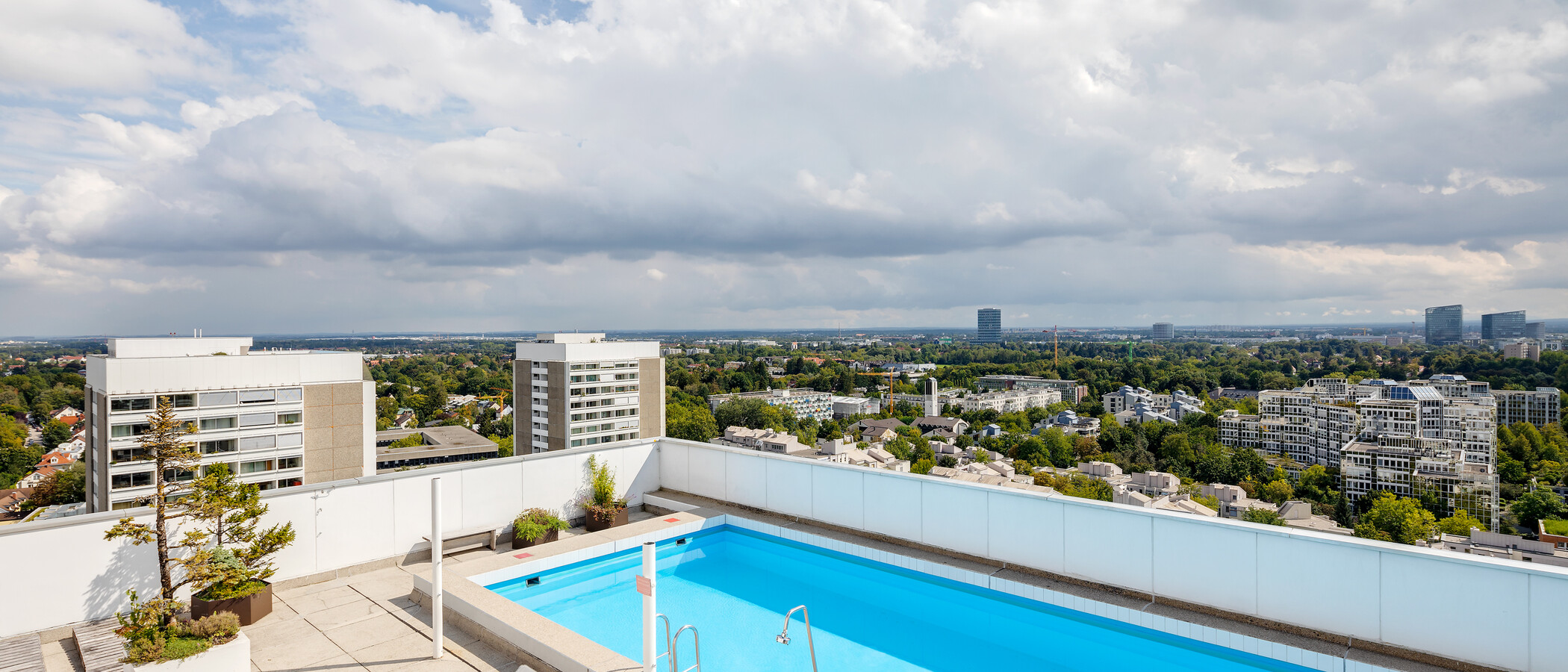 studio München Arabellapark 03 pool 7848
